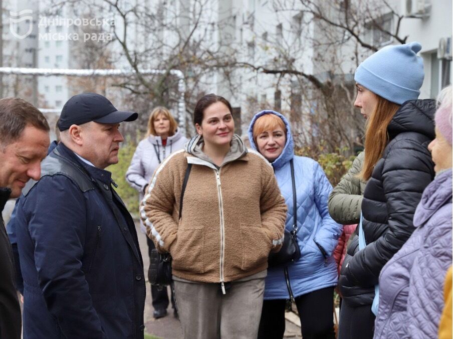 У Дніпрі триває масштабне оновлення двору на Перемозі, який постраждав від російської атаки