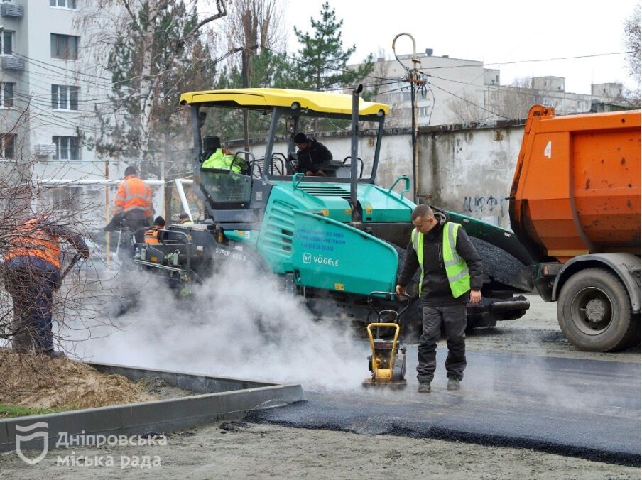У Дніпрі триває масштабне оновлення двору на Перемозі, який постраждав від російської атаки