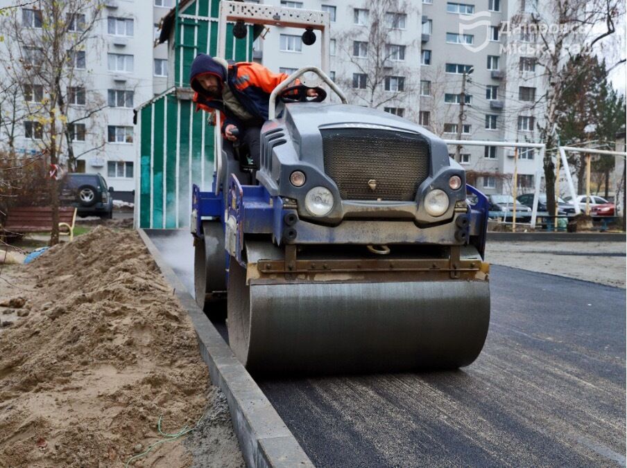 У Дніпрі триває масштабне оновлення двору на Перемозі, який постраждав від російської атаки