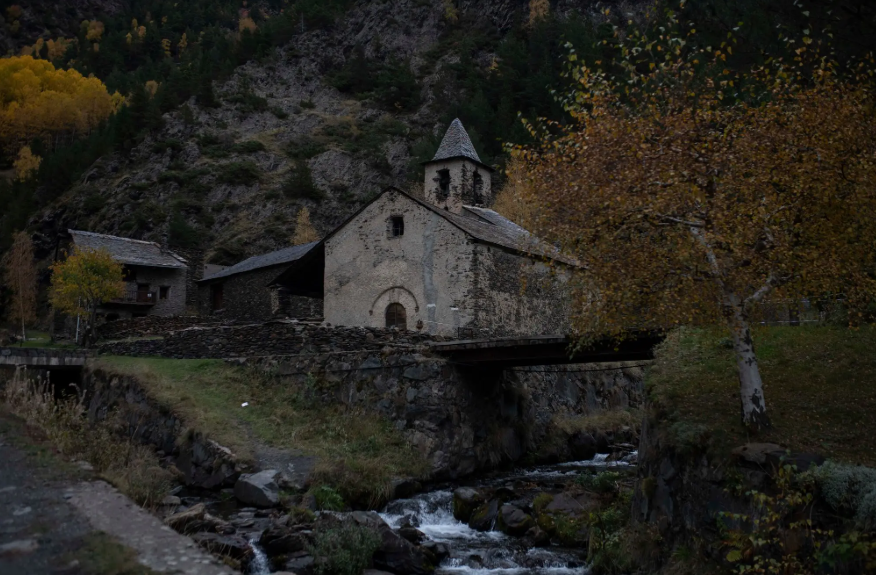 Крошечная деревня в Испании стала находкой для фанатов тру-крайму: чем особенна