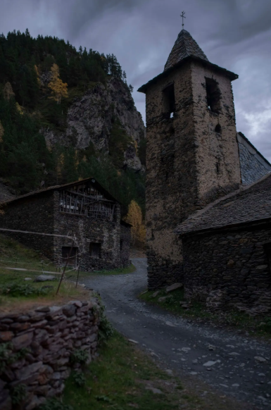 Крошечная деревня в Испании стала находкой для фанатов тру-крайму: чем особенна