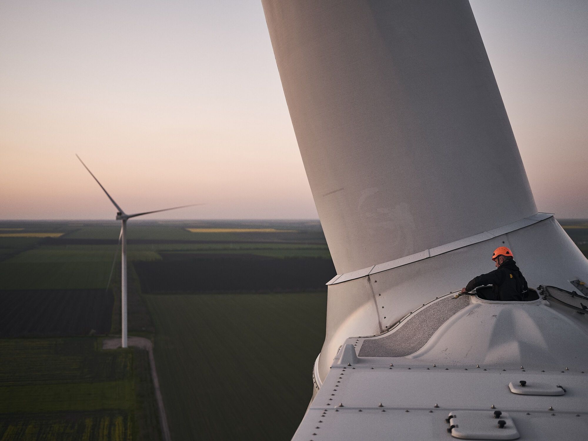 "К свету/Into the Light": в Киеве стартовала выставка ДТЭК и фотографов Либеровых