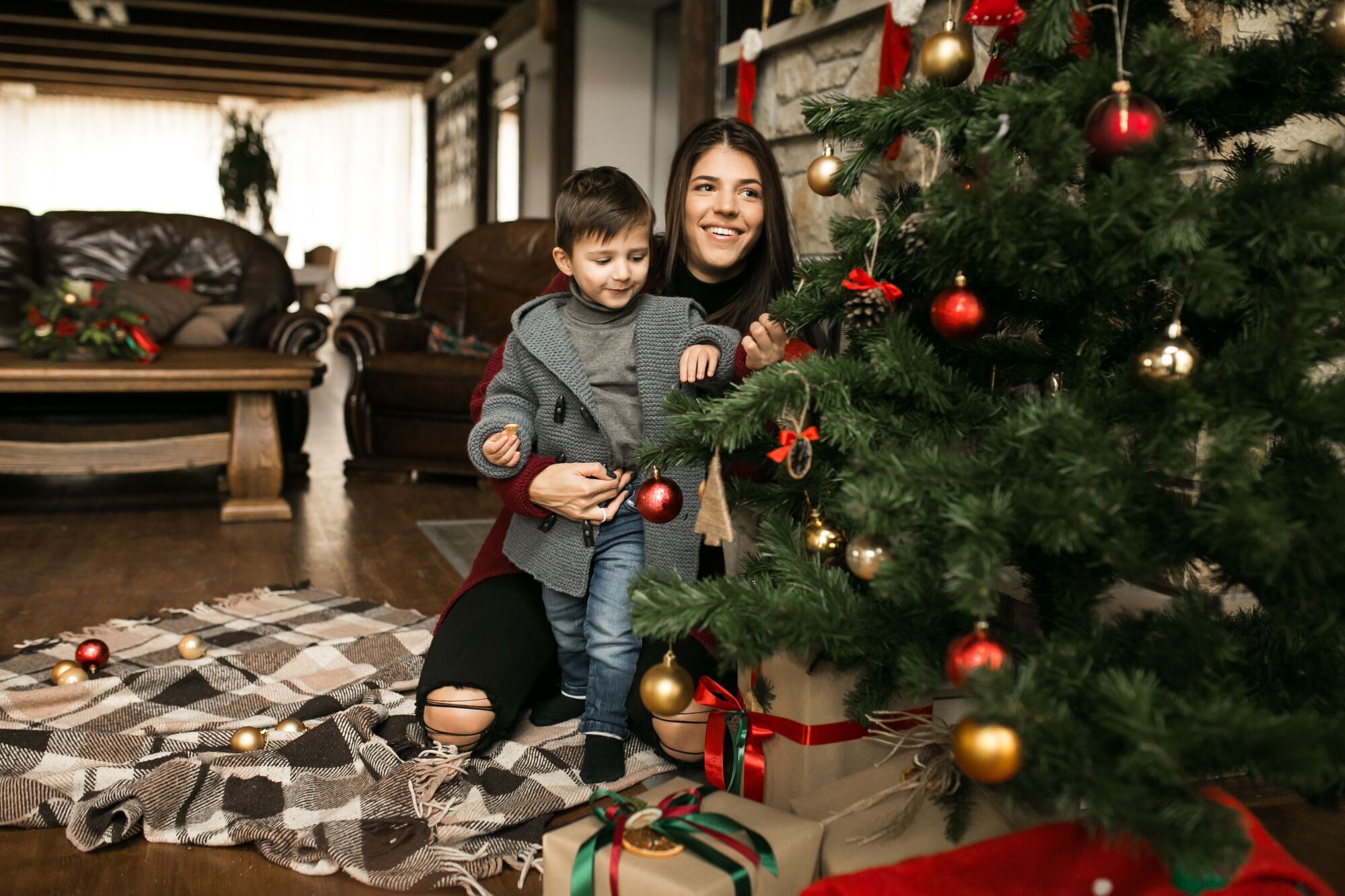 Когда ставить елку в 2025 году: какое место выбрать