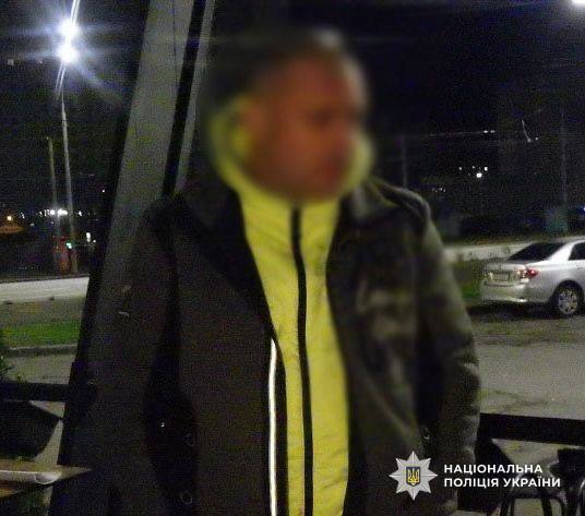 В Киеве на Троещине пассажир, угрожая "оружием", ограбил таксиста. Подробности и фото