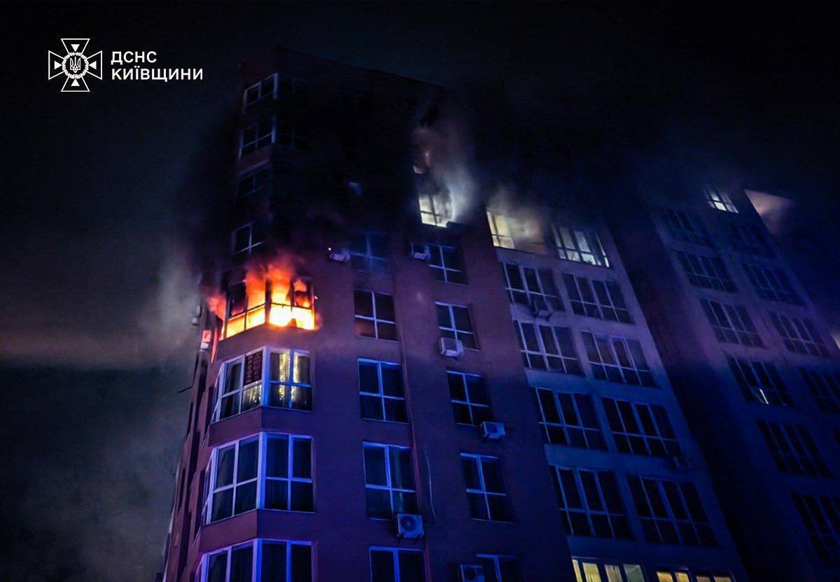 Под Киевом произошел пожар в многоэтажке: из дома эвакуировали 150 человек. Подробности и фото