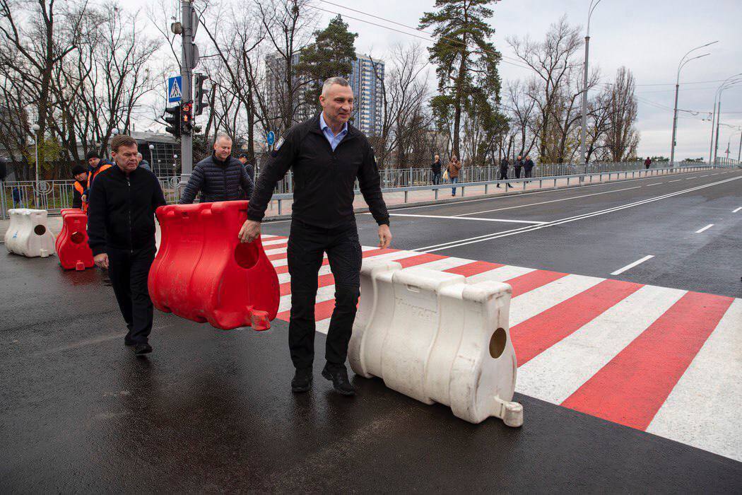 Заменили конструкции и коммуникации: Кличко открыл движение по обновленному мосту возле станции метро "Дарница" в Киеве. Фото