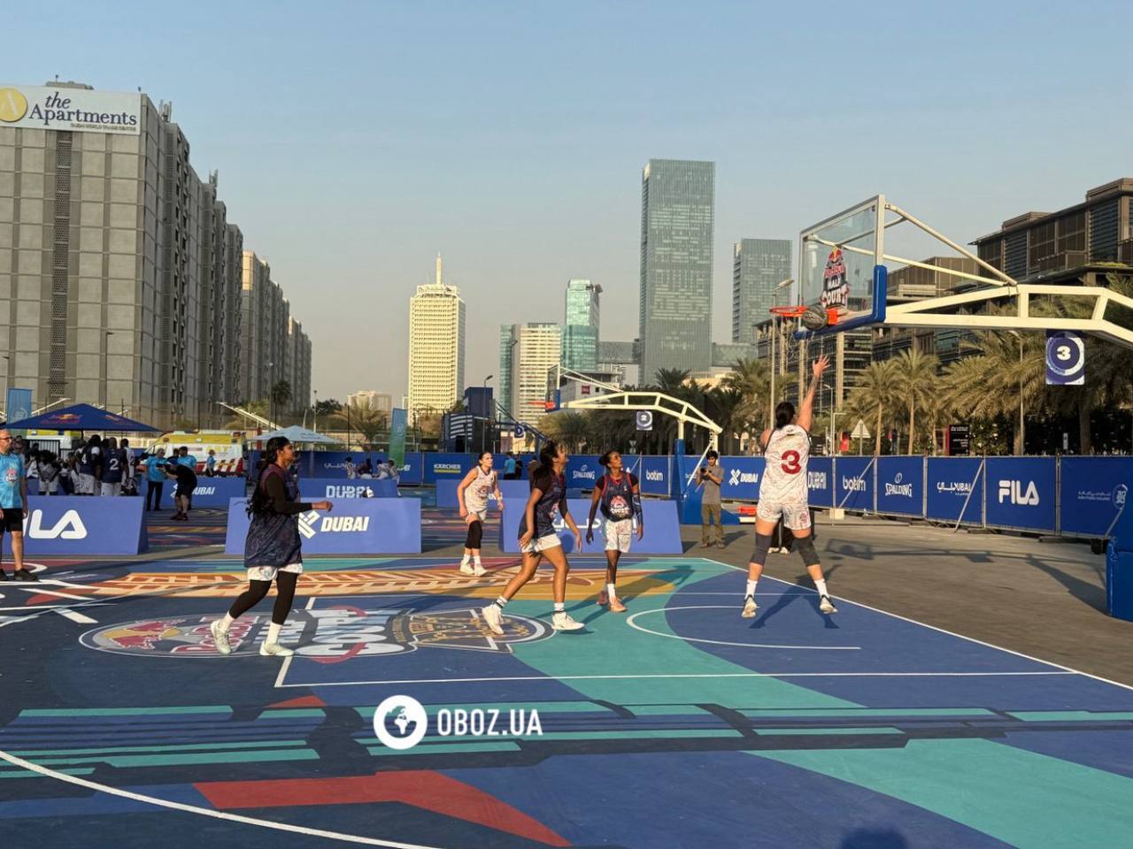 Украинки выиграла все матчи и вышли в четвертьфинал Red Bull Half Court World Final 2025 по баскетболу 3х3. Фото и видео