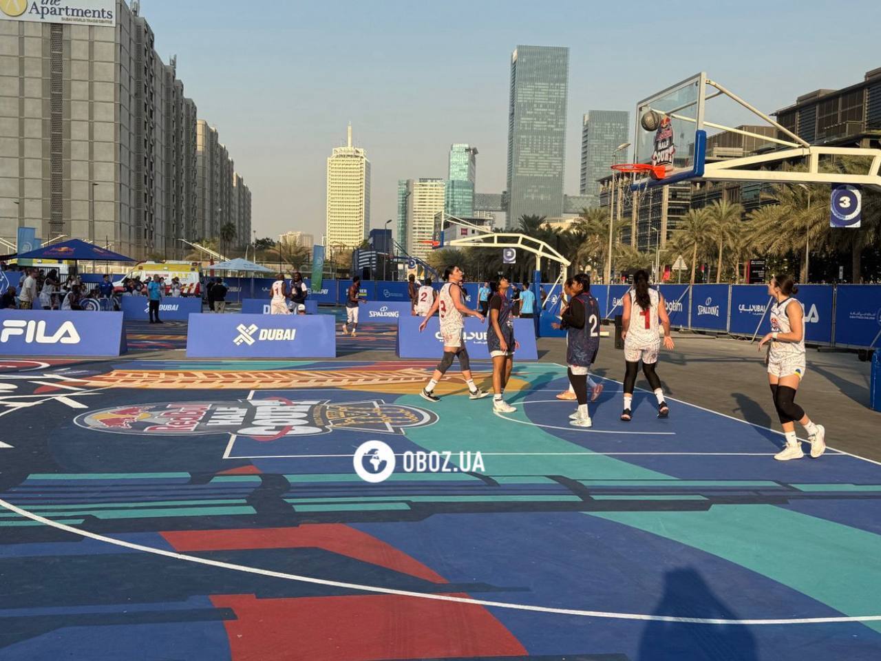 Украинки выиграла все матчи и вышли в четвертьфинал Red Bull Half Court World Final 2025 по баскетболу 3х3. Фото и видео