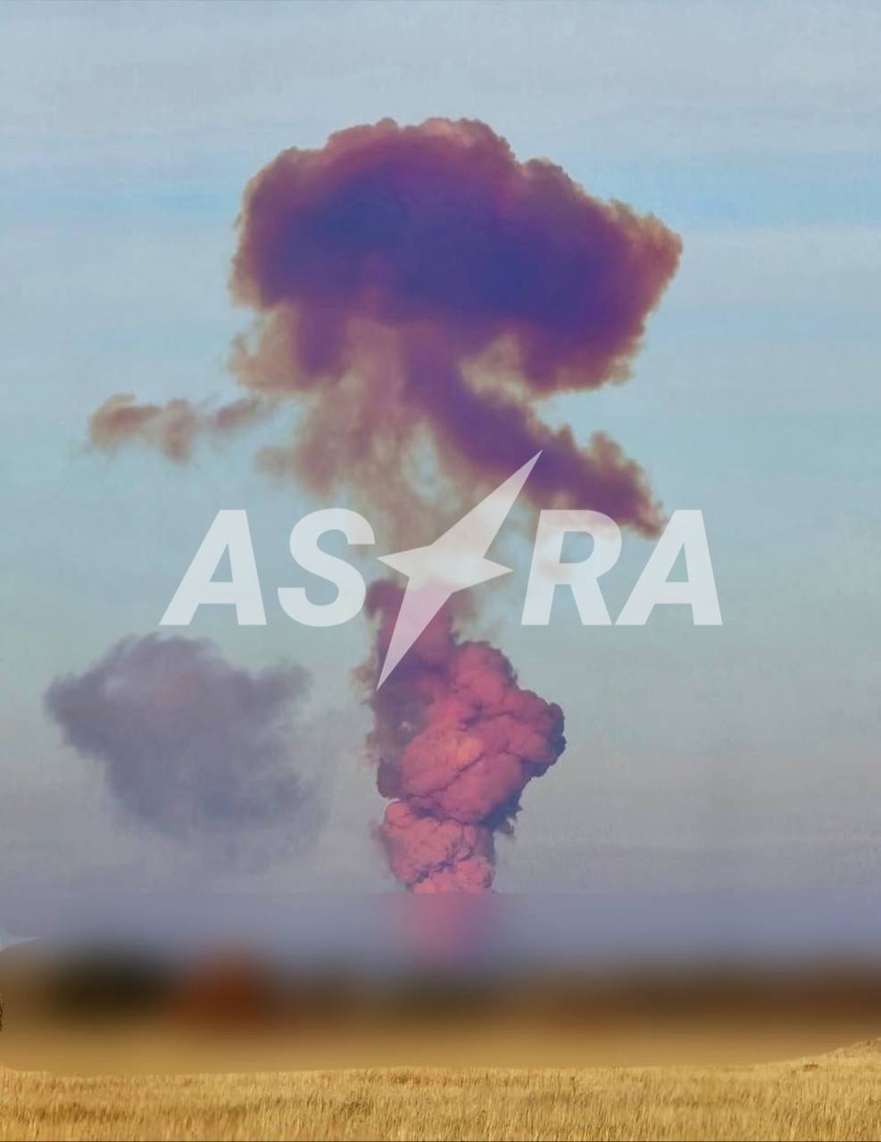 Фиолетовый дым после мощного взрыва: что произошло на ракетном полигоне РФ под Оренбургом. Видео