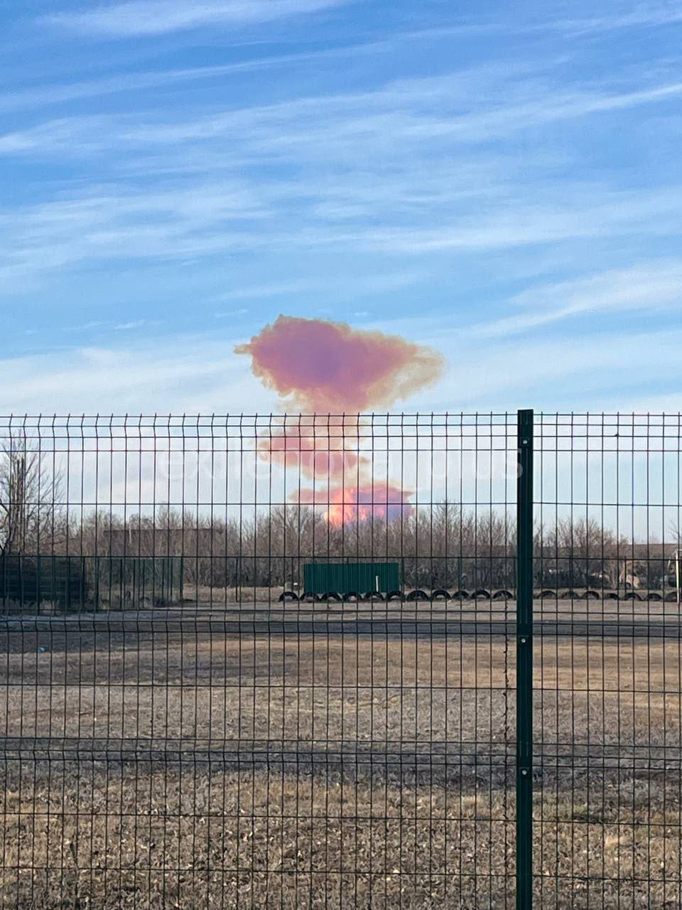 Фиолетовый дым после мощного взрыва: что произошло на ракетном полигоне РФ под Оренбургом. Видео