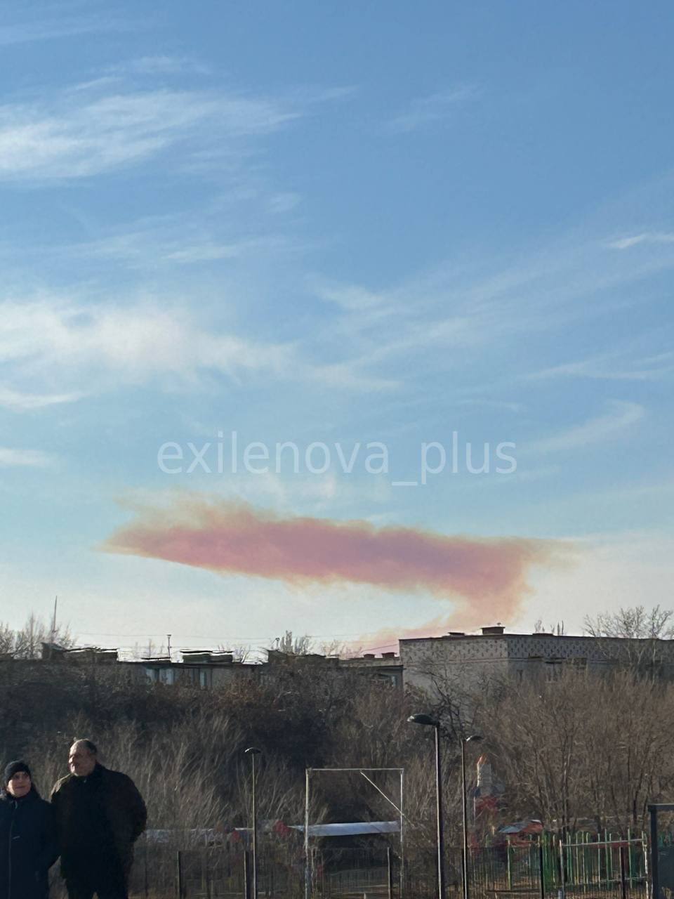 Фиолетовый дым после мощного взрыва: что произошло на ракетном полигоне РФ под Оренбургом. Видео