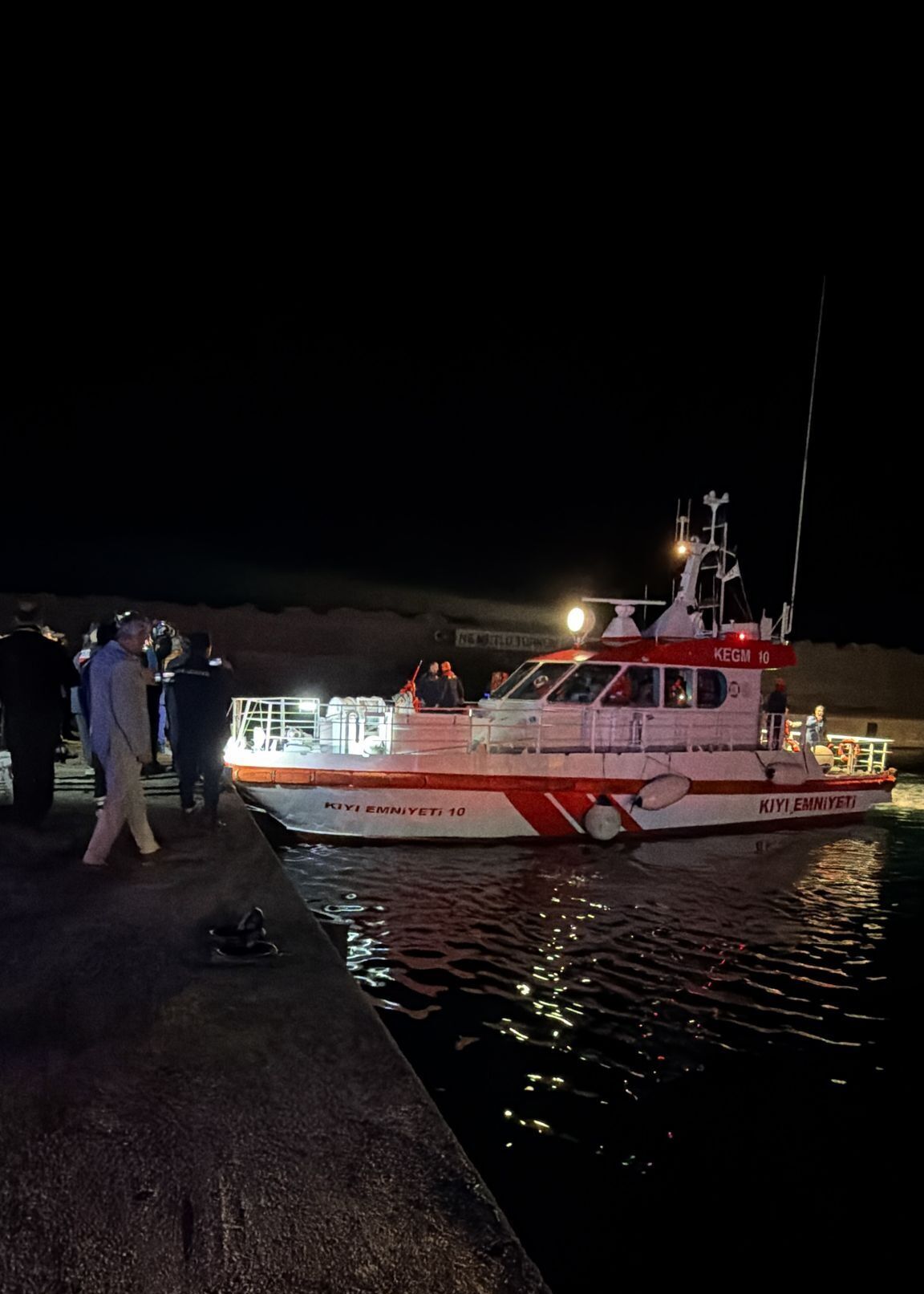 В Черном море взорвали два танкера из теневого флота РФ: подробности