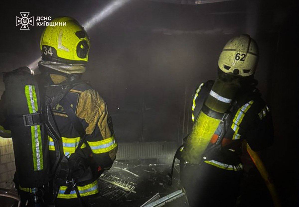 Под Киевом произошел пожар в многоэтажке: из дома эвакуировали 150 человек. Подробности и фото