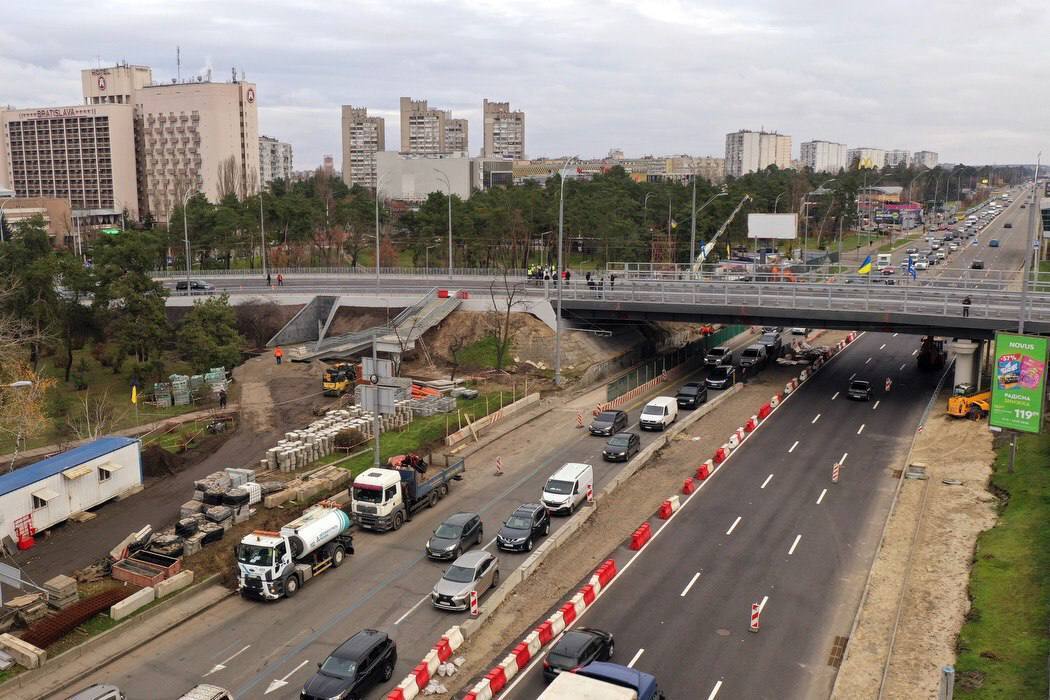 Заменили конструкции и коммуникации: Кличко открыл движение по обновленному мосту возле станции метро "Дарница" в Киеве. Фото