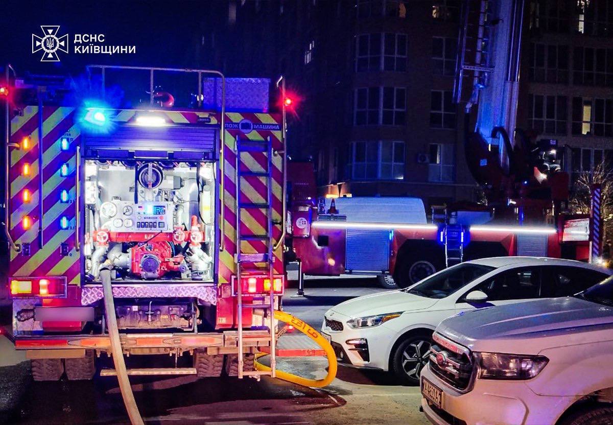 Под Киевом произошел пожар в многоэтажке: из дома эвакуировали 150 человек. Подробности и фото