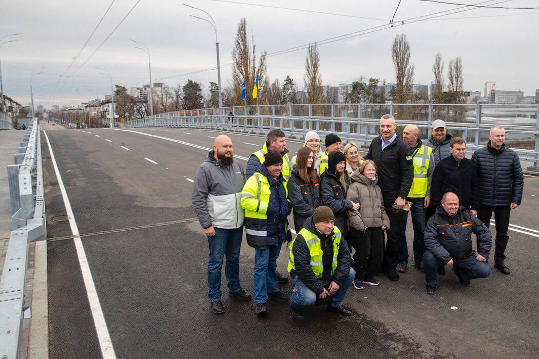 Заменили конструкции и коммуникации: Кличко открыл движение по обновленному мосту возле станции метро "Дарница" в Киеве. Фото