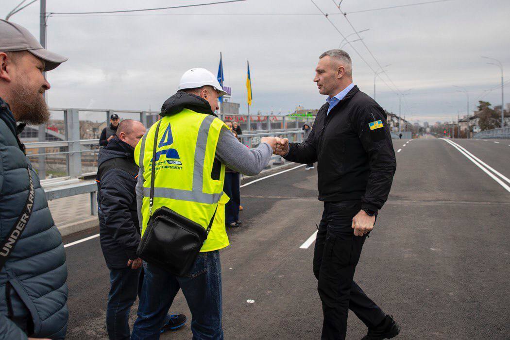 Заменили конструкции и коммуникации: Кличко открыл движение по обновленному мосту возле станции метро "Дарница" в Киеве. Фото