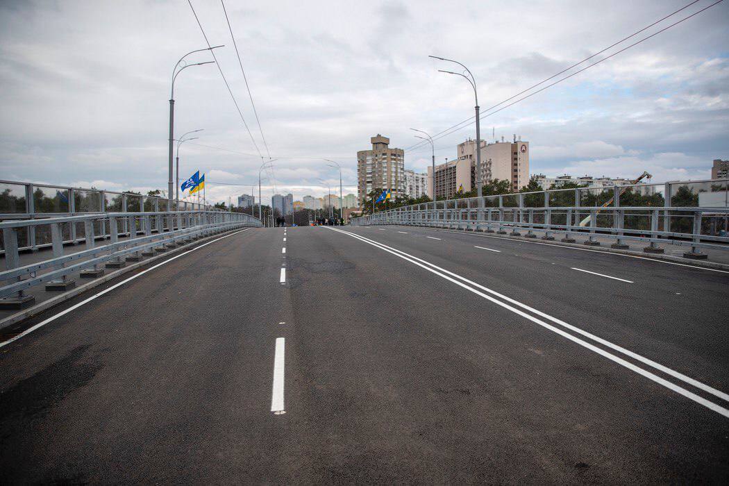 Заменили конструкции и коммуникации: Кличко открыл движение по обновленному мосту возле станции метро "Дарница" в Киеве. Фото