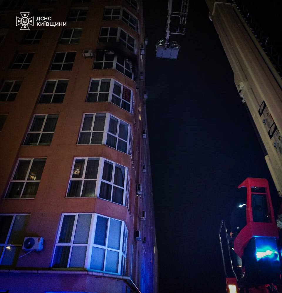 Под Киевом произошел пожар в многоэтажке: из дома эвакуировали 150 человек. Подробности и фото