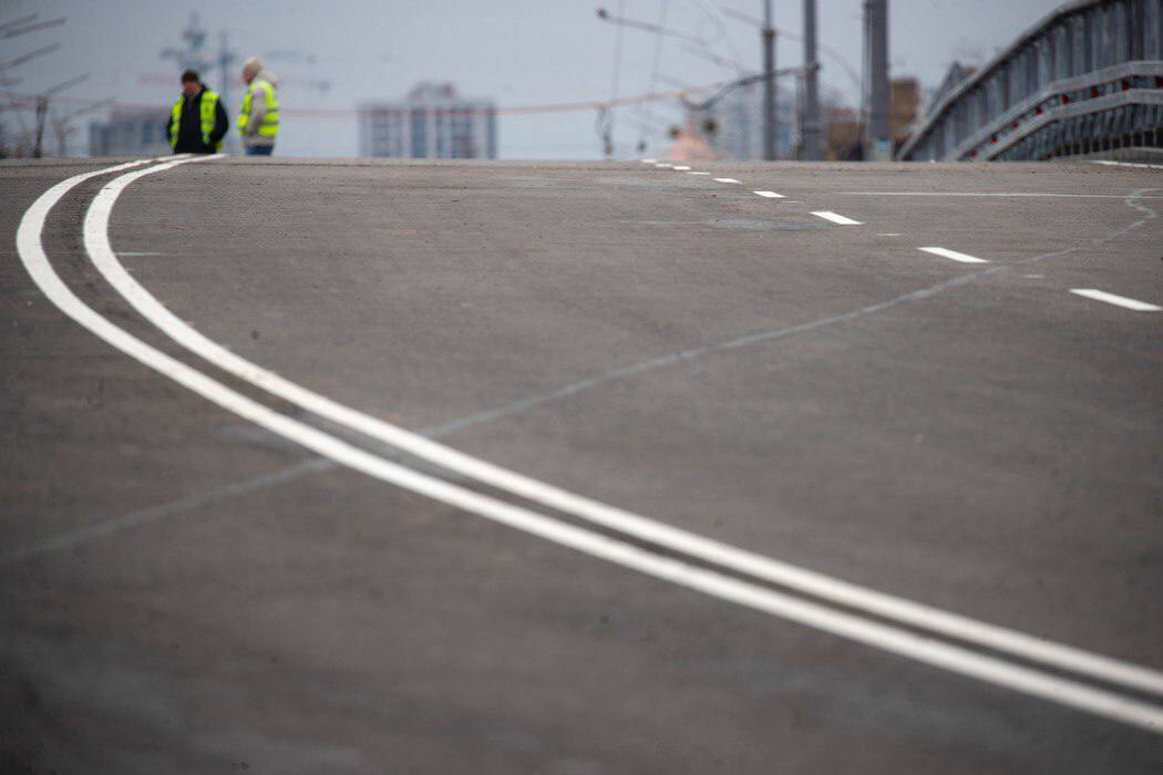 Заменили конструкции и коммуникации: Кличко открыл движение по обновленному мосту возле станции метро "Дарница" в Киеве. Фото