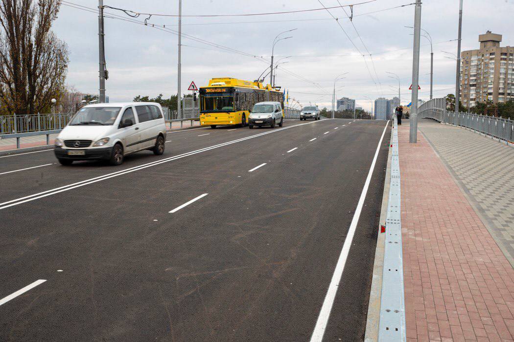 Заменили конструкции и коммуникации: Кличко открыл движение по обновленному мосту возле станции метро "Дарница" в Киеве. Фото