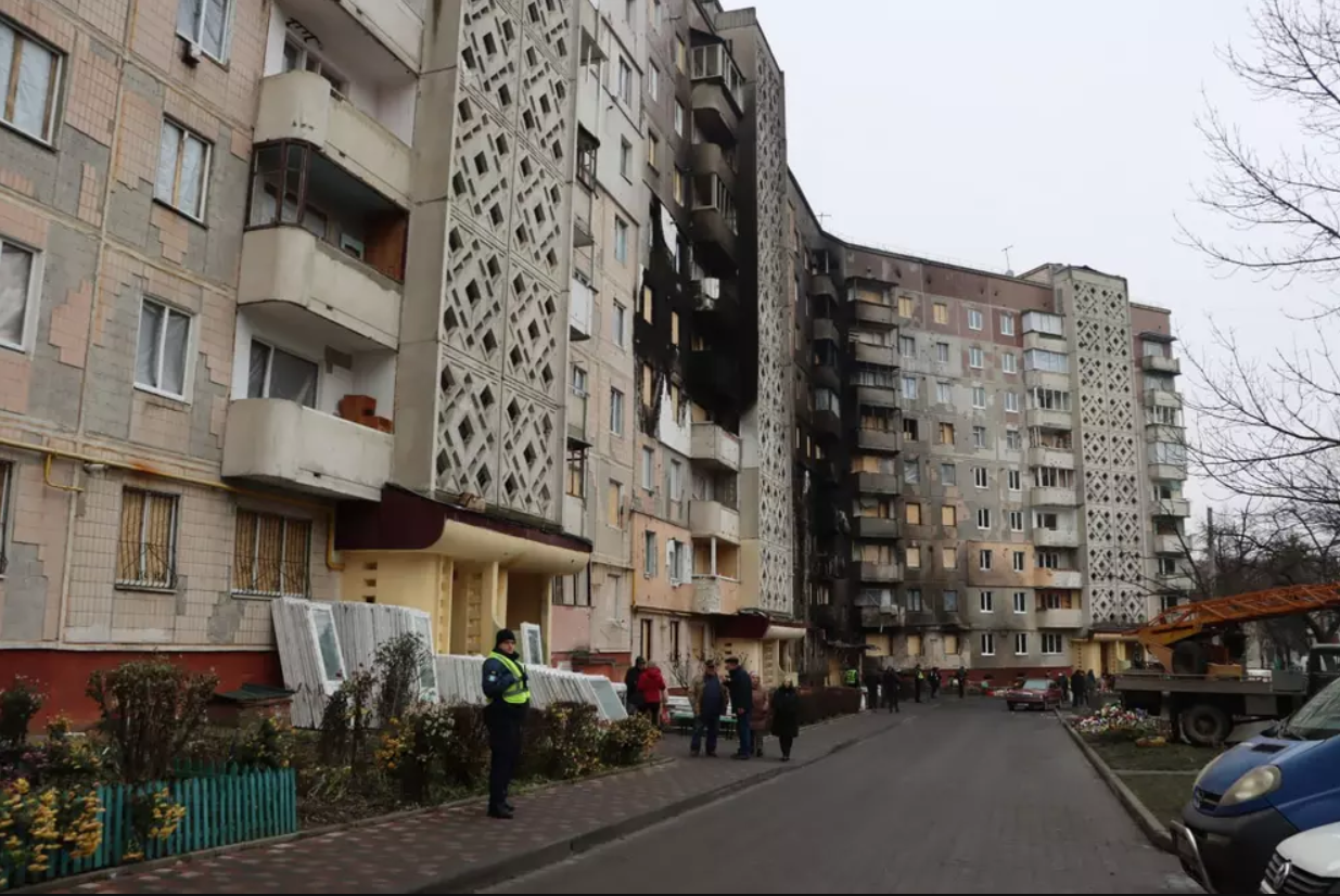 "Полум’я дуже швидко поширювалося": подружжя з Тернополя, яке врятувалося під час удару Росії, розповіло про пережите. Фото