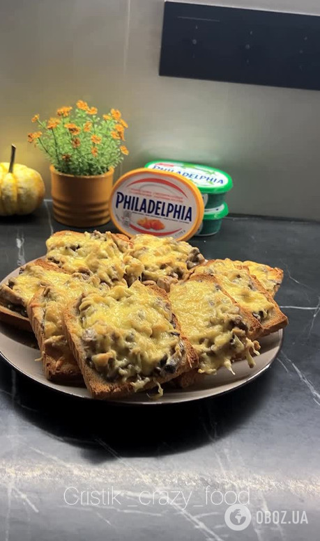 Ленивые жульены с курицей и грибами на хлебе: запекаются за считанные минуты