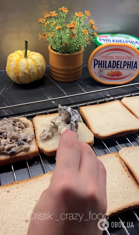 Ленивые жульены с курицей и грибами на хлебе: запекаются за считанные минуты