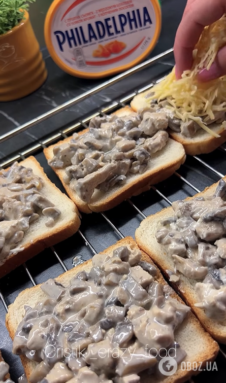 Ленивые жульены с курицей и грибами на хлебе: запекаются за считанные минуты