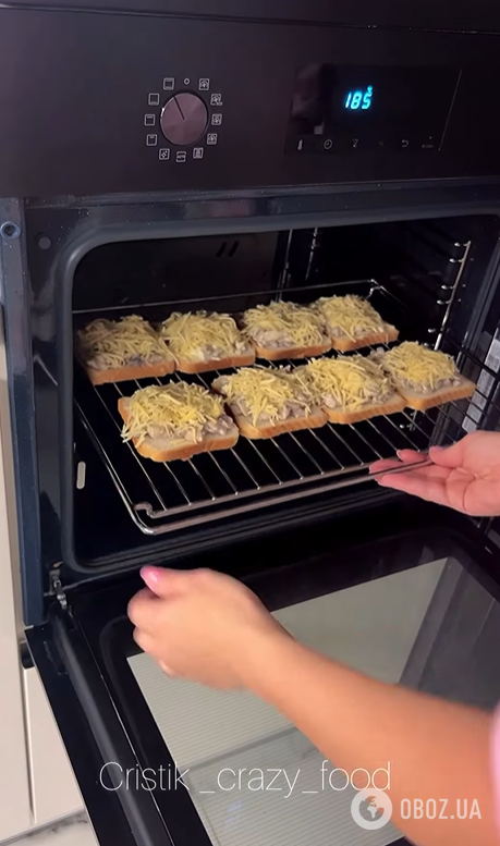 Ленивые жульены с курицей и грибами на хлебе: запекаются за считанные минуты