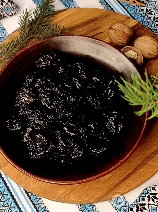 Чорнослив із горіхами в сметані: рецепт бюджетного та смачного домашнього десерту