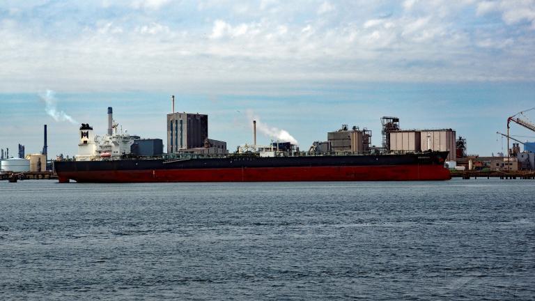 В Черном море взорвали два танкера из теневого флота РФ: подробности