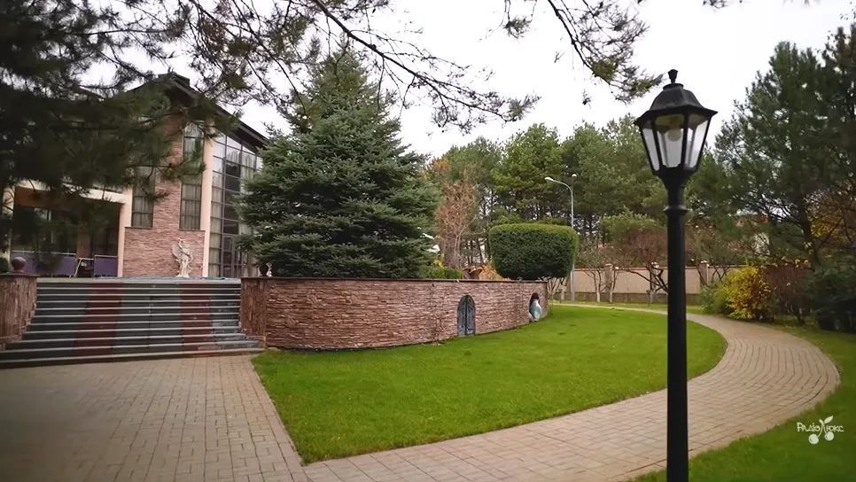 Камалия показала свой роскошный особняк за Киевом и напомнила украинцам Пшонку: собственная волчица, все в золоте, а внутри бассейн и солярий