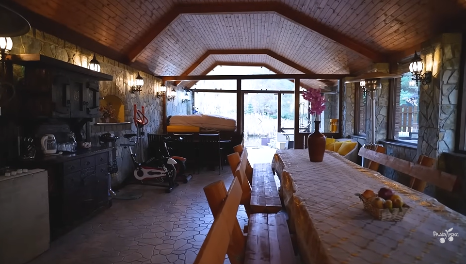 Камалия показала свой роскошный особняк за Киевом и напомнила украинцам Пшонку: собственная волчица, все в золоте, а внутри бассейн и солярий