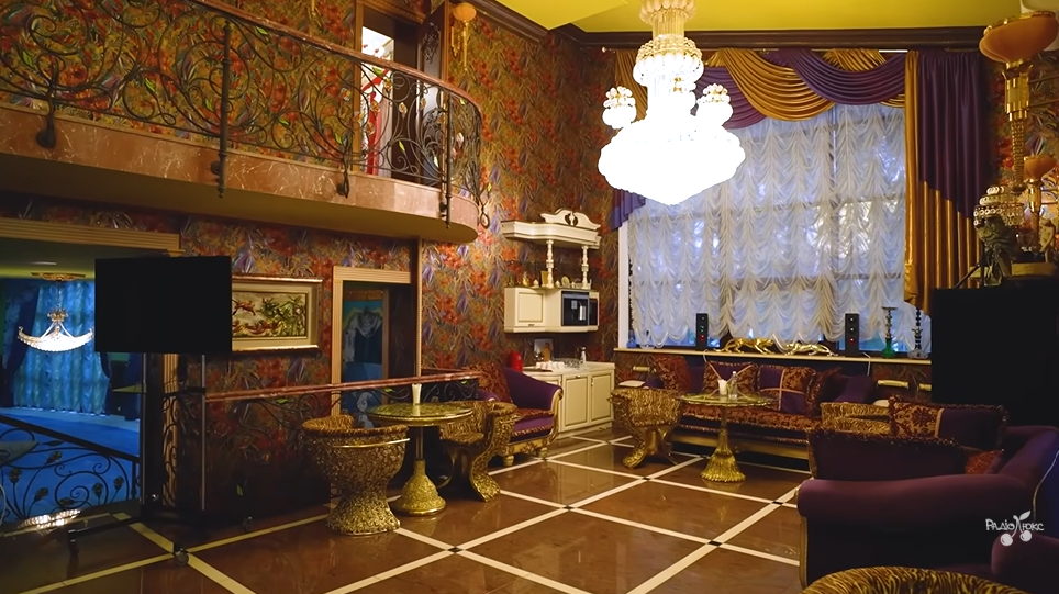 Камалия показала свой роскошный особняк за Киевом и напомнила украинцам Пшонку: собственная волчица, все в золоте, а внутри бассейн и солярий