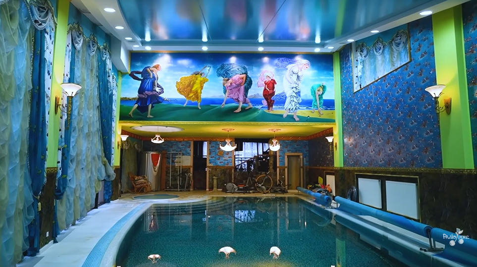 Камалия показала свой роскошный особняк за Киевом и напомнила украинцам Пшонку: собственная волчица, все в золоте, а внутри бассейн и солярий