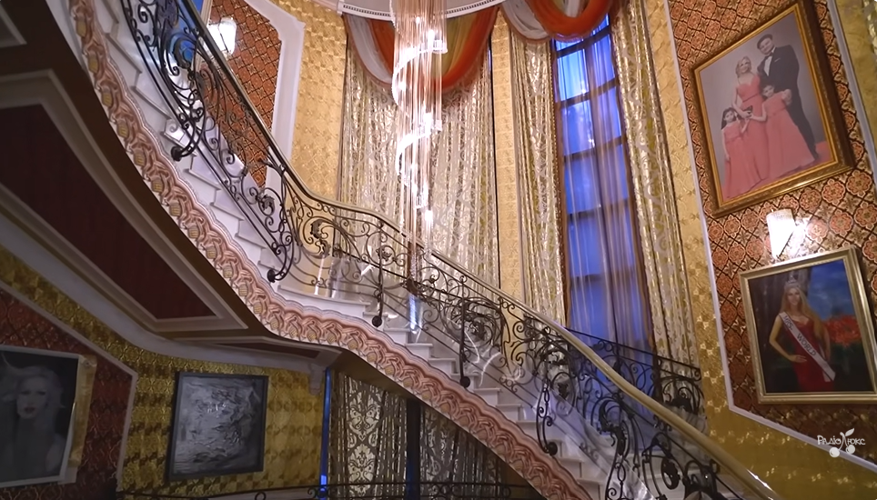 Камалия показала свой роскошный особняк за Киевом и напомнила украинцам Пшонку: собственная волчица, все в золоте, а внутри бассейн и солярий