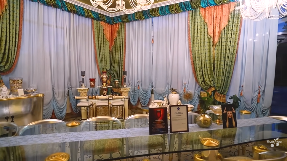 Камалия показала свой роскошный особняк за Киевом и напомнила украинцам Пшонку: собственная волчица, все в золоте, а внутри бассейн и солярий