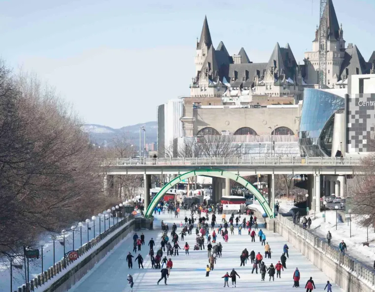 Де розташована найбільша у світі ковзанка розміром із 90 хокейних полів