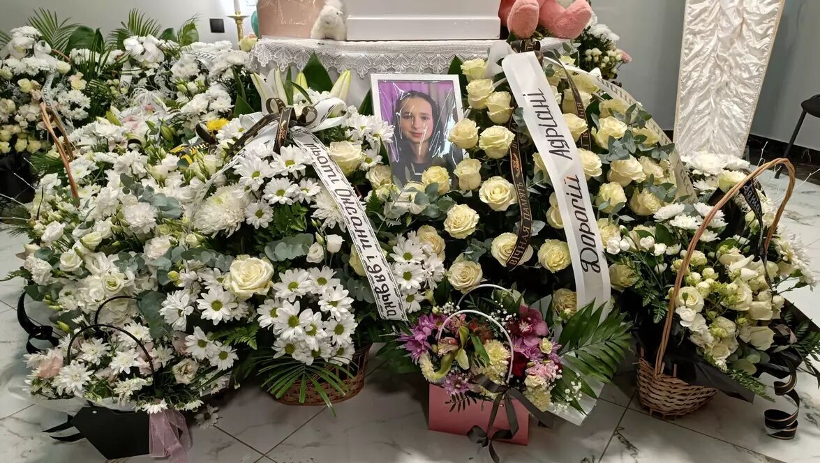 Боролась за життя 9 днів: у Тернополі прощались із 12-річною жертвою атаки РФ, люди несли іграшки і квіти. Фото, відео