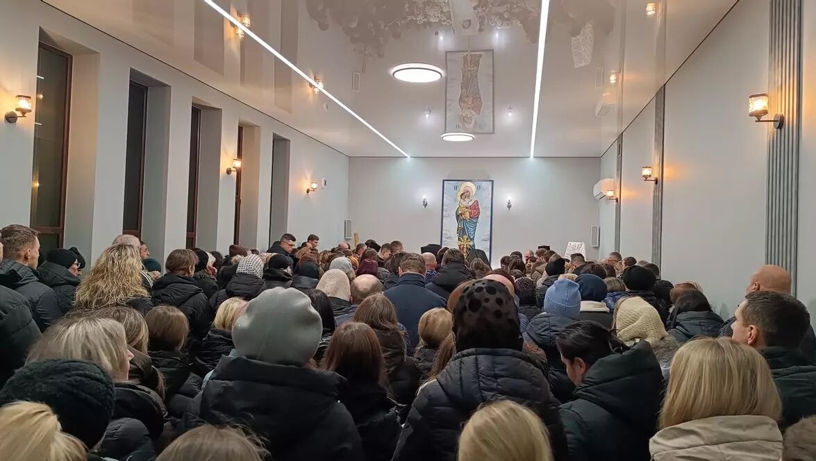 Боролась за життя 9 днів: у Тернополі прощались із 12-річною жертвою атаки РФ, люди несли іграшки і квіти. Фото, відео