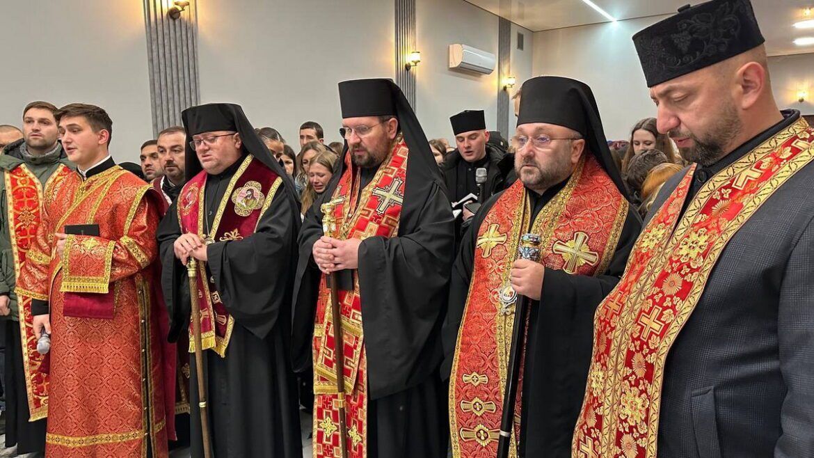 Боролась за життя 9 днів: у Тернополі прощались із 12-річною жертвою атаки РФ, люди несли іграшки і квіти. Фото, відео