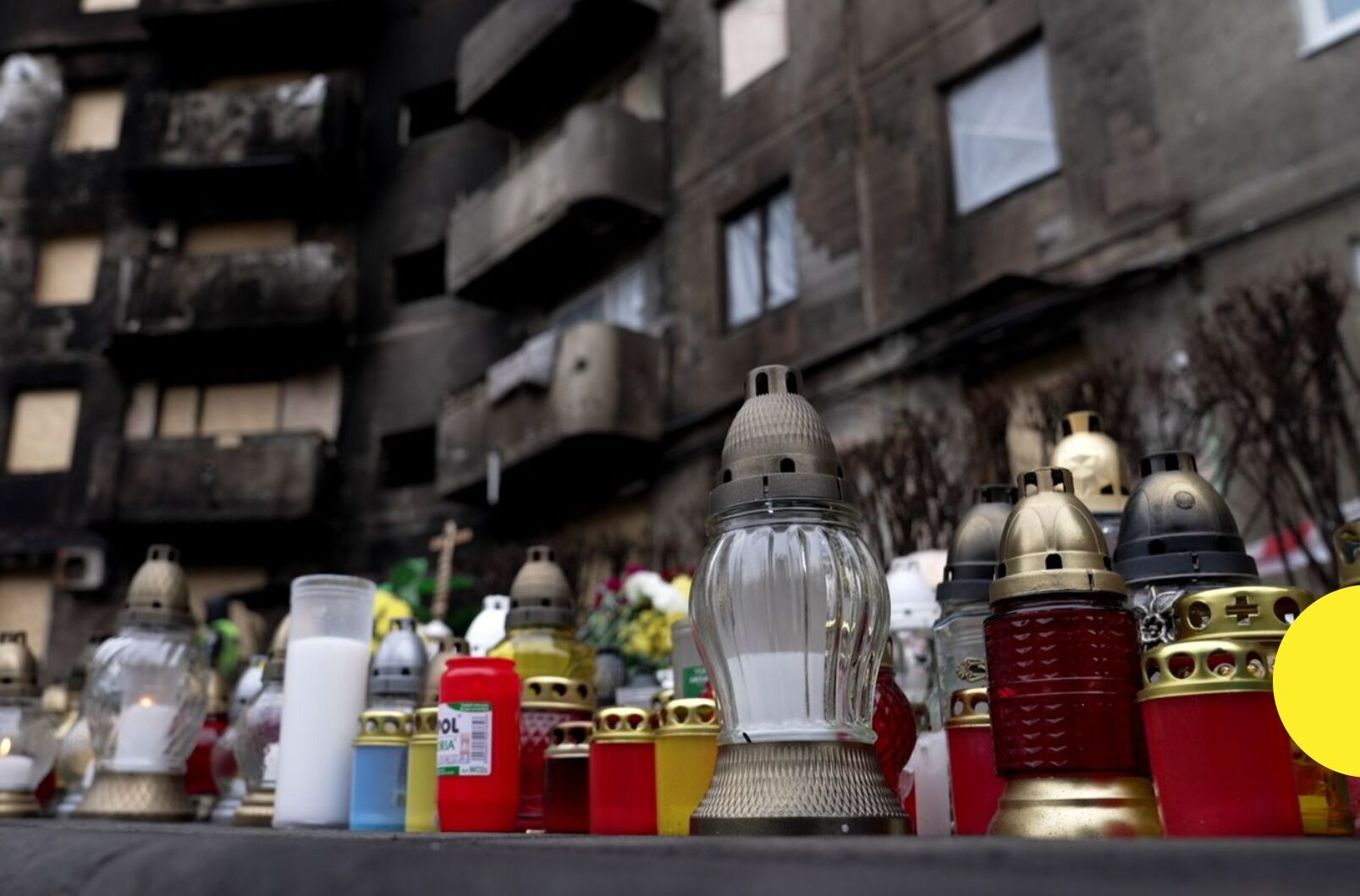 Боролась за життя 9 днів: у Тернополі прощались із 12-річною жертвою атаки РФ, люди несли іграшки і квіти. Фото, відео