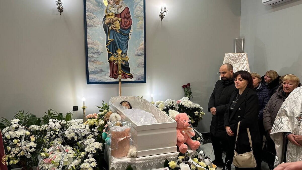 Боролась за життя 9 днів: у Тернополі прощались із 12-річною жертвою атаки РФ, люди несли іграшки і квіти. Фото, відео