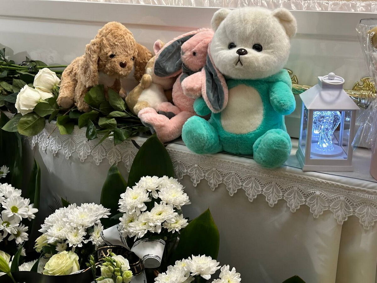 Боролась за життя 9 днів: у Тернополі прощались із 12-річною жертвою атаки РФ, люди несли іграшки і квіти. Фото, відео