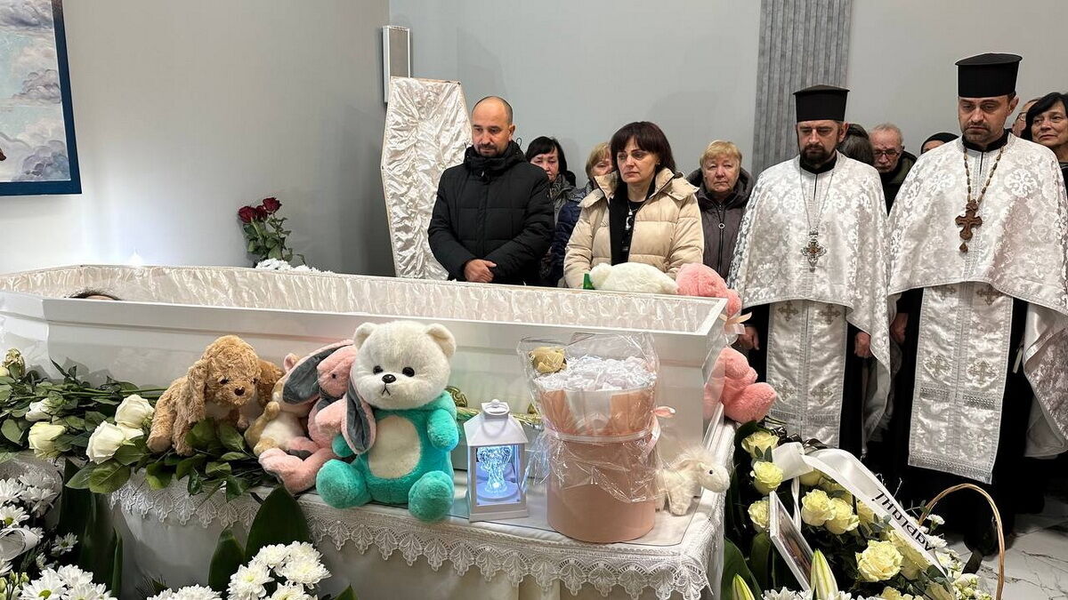Боролась за життя 9 днів: у Тернополі прощались із 12-річною жертвою атаки РФ, люди несли іграшки і квіти. Фото, відео