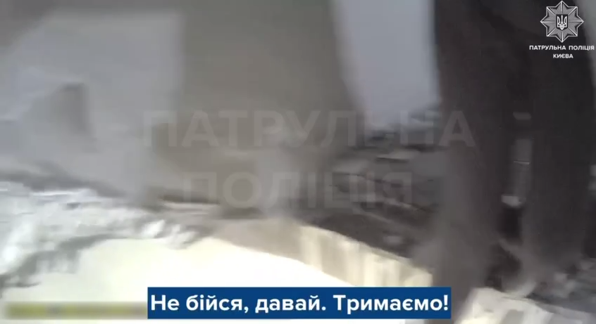 В полиции показали, как спасли мальчика из горящей квартиры во время российской атаки на Киев. Видео