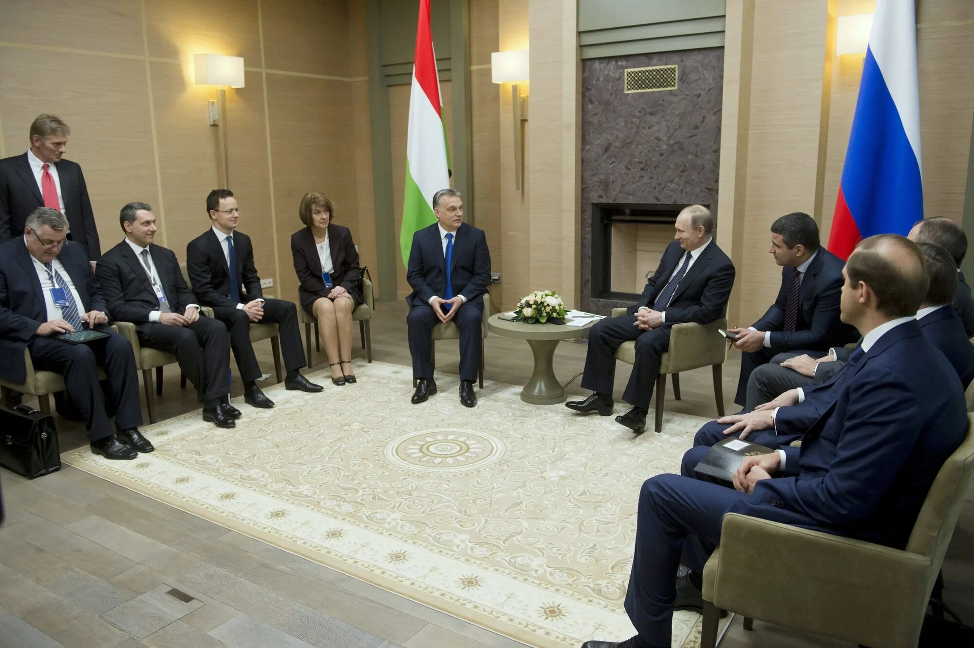 Переводчица Орбана "редактировала на ходу" заявления Путина во время встречи в Кремле: СМИ выяснили детали