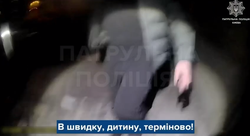 В полиции показали, как спасли мальчика из горящей квартиры во время российской атаки на Киев. Видео