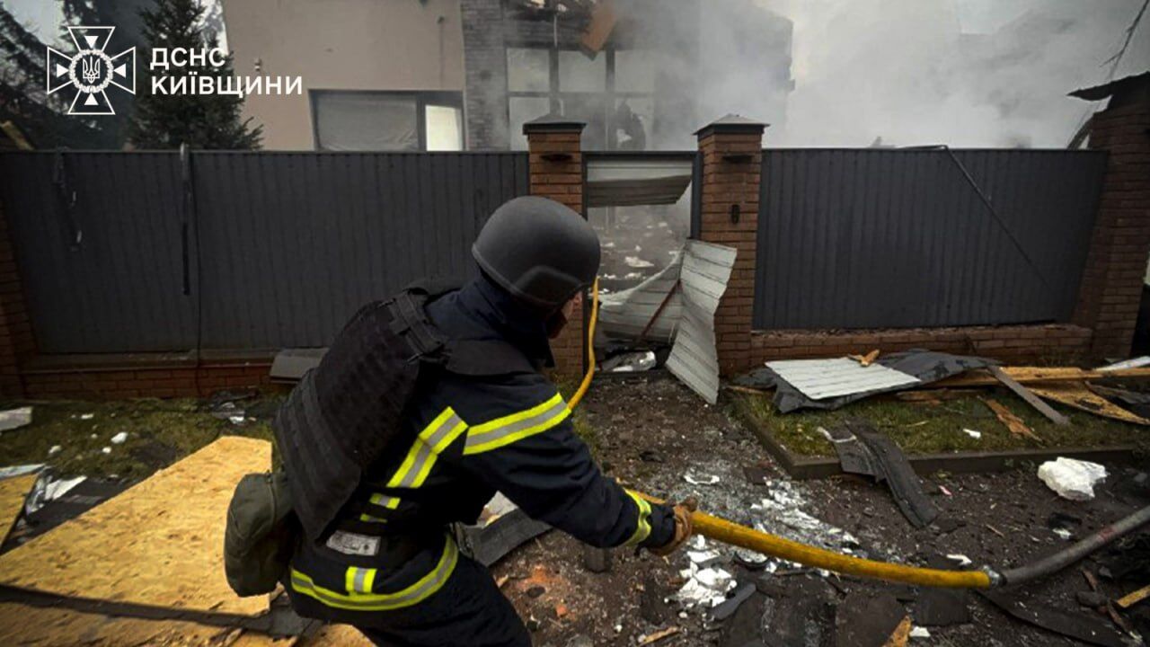 Росія атакувала Київщину: пошкоджено житлові будинки і підприємство, є загибла та постраждалі. Фото та відео
